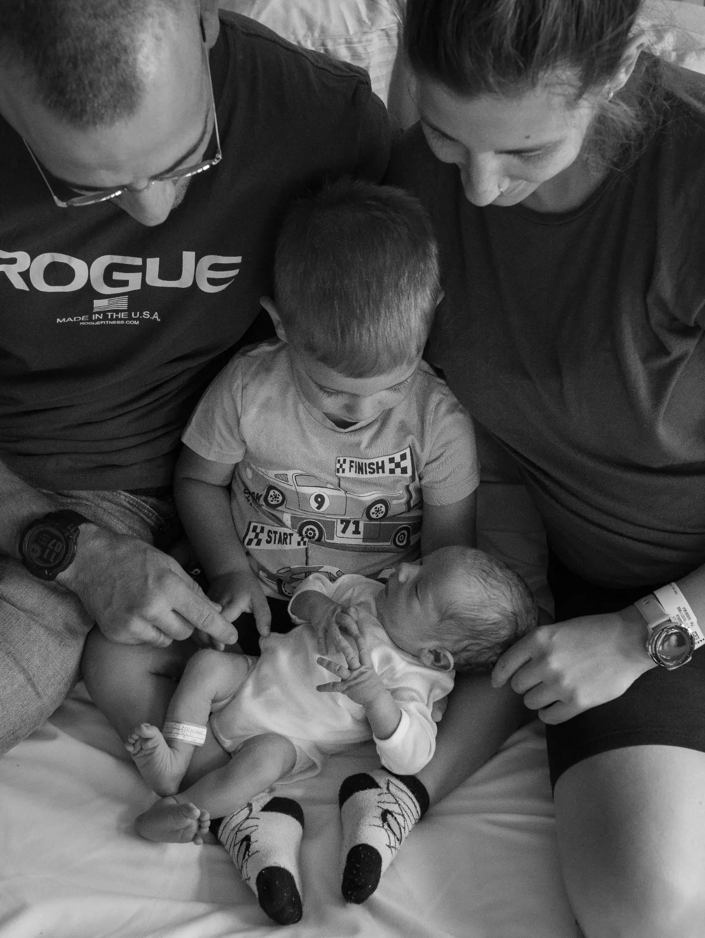 Ana con su familia, mirando a un recién nacido